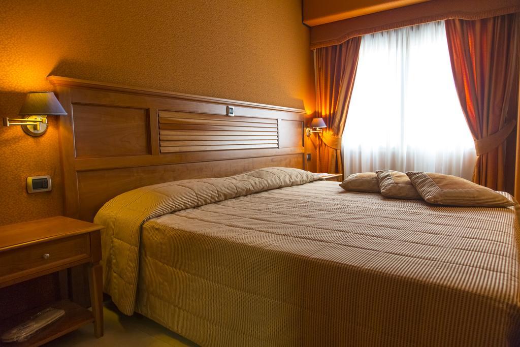 נאפולי Hotel Futura Centro Congressi מראה חיצוני תמונה