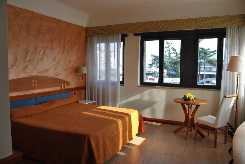 נאפולי Hotel Futura Centro Congressi מראה חיצוני תמונה