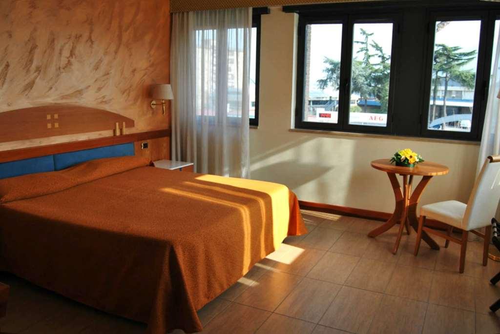 נאפולי Hotel Futura Centro Congressi חדר תמונה